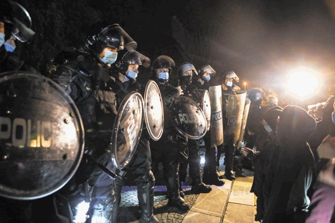 Policijski ples v maskah: Hojsova totalna vojna