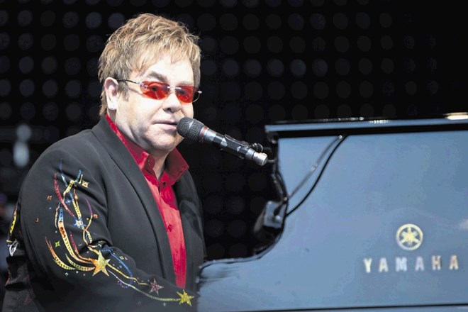 Elton John se je pogodil s svojo nekdanjo ženo.