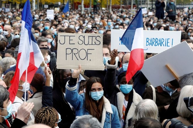 Francija žaluje za obglavljenim učiteljem, na ulicah tisoče ljudi