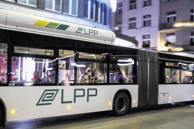 Ljubljanski potniški promet zaradi omejitve gibanja med 21. in 6. uro začasno ukinja vse nočne proge.