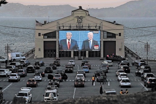 V San Franciscu  so si ljudje ogledali predsedniško debato kar iz avtomobilov in na velikem platnu.