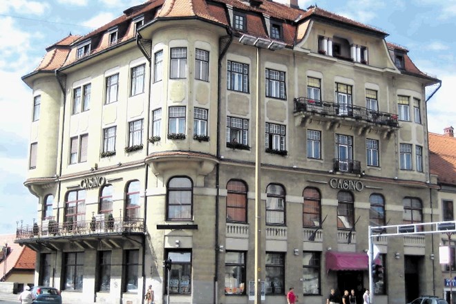 Mariborski občini je uspelo za dodatno leto dni  zavreti, ni pa mogla preprečiti predaje nekdanjega Terezijinega dvora v...