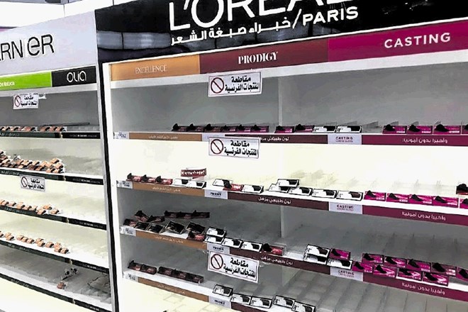 Prazne police in napis o bojkotu francoskih izdelkov v supermarketu v prestolnici Kuvajta.
