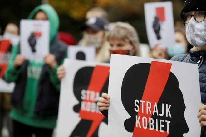 Na Poljskem šesti dan protesti proti prepovedi splava 