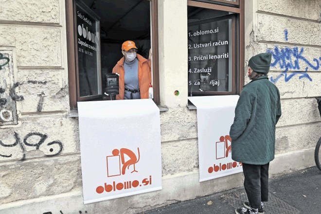 Galerija Aksioma svojo zadnjo razstavo Oblomo: Zaposlen z nedelom avtorja Saše Sedlačka razstavlja kar na svojih oknih.