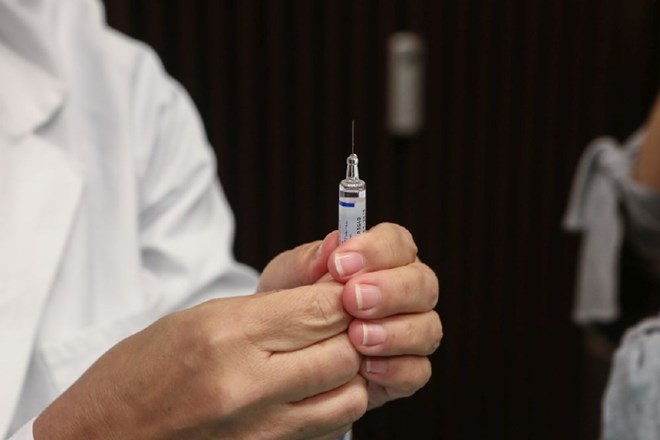 Facebook bo prepovedal oglase in objave, ki odvračajo od cepljenja
