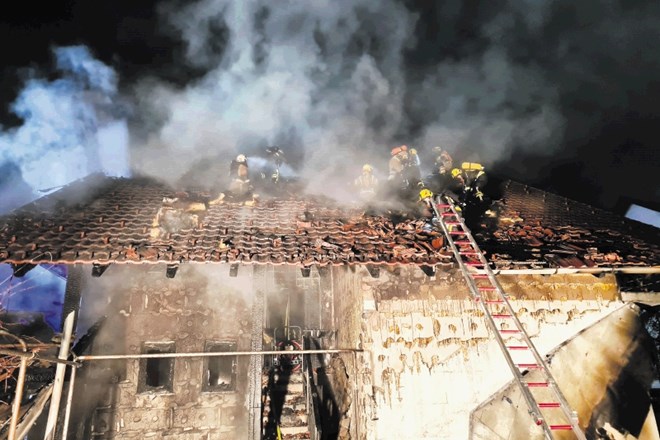 Z ognjenimi zublji na hiši v naselju Mlaka pri Kranju se je spopadalo 49 gasilcev, poklicnim so se pridružili še prostovoljni...