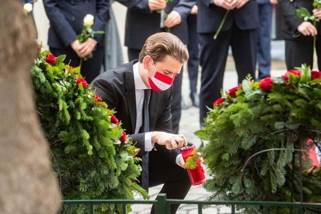 Avstrijski kancler Sebastian Kurz med polaganjem venca v spomin žrtvam ponedeljkovega terorističnega napada.