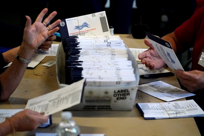 Odpiranje glasovnic, ki so prispele po pošti v Pensilvaniji.