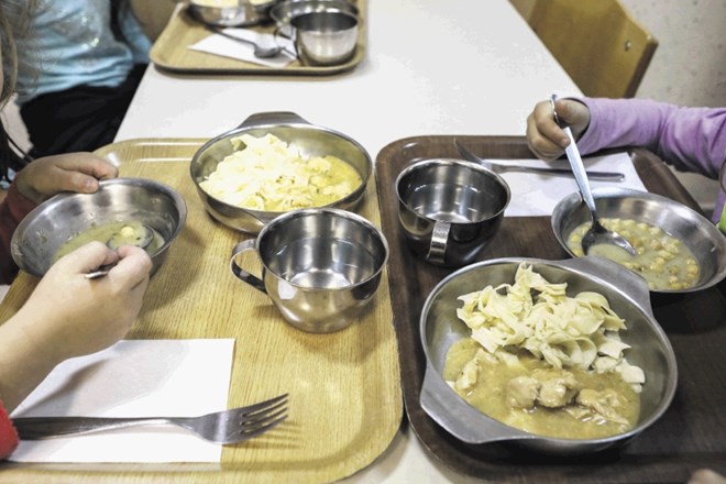 Brezplačne tople obroke bo mogoče prevzeti v šoli, ki hrano pripravlja, po potrebi bodo šole zagotovile tudi dostavo na dom.