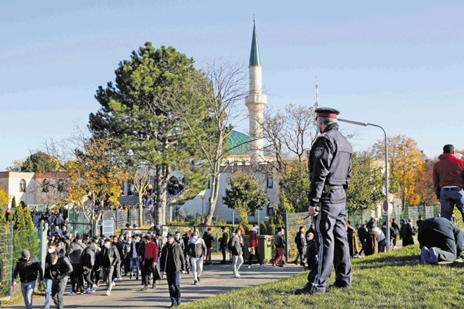 Na petkovih molitvah so muslimani v mošejah po Avstriji molili za žrtve terorističnega napada na Dunaju.