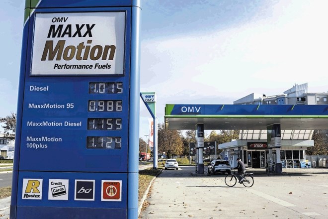 Na bencinskih črpalkah drugih naftnih trgovcev za zdaj večinoma še lahko najdemo table s cenami goriv.