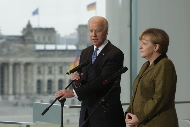 Arhivska fotografija srečanja tedaj podpredsednika ZDA Bidna in nemške kanclerke Merklove, ki je dejala, da so odnosi med...