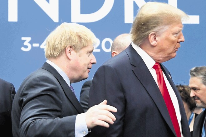 Britanski premier Johnson se je tesno držal ameriškega predsednika Donalda Trumpa, zdaj bo moral najti skupni jezik z...