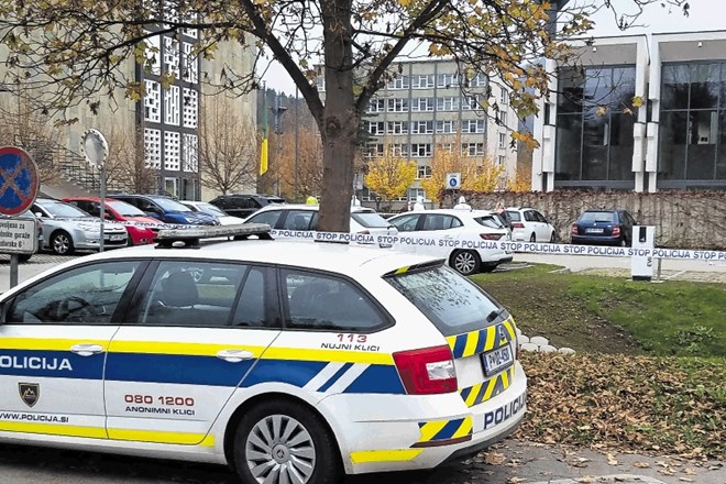 Policisti so kraj dogajanja blizu Titovega trga, galerije in kulturnega doma v Velenju hitro zavarovali.
