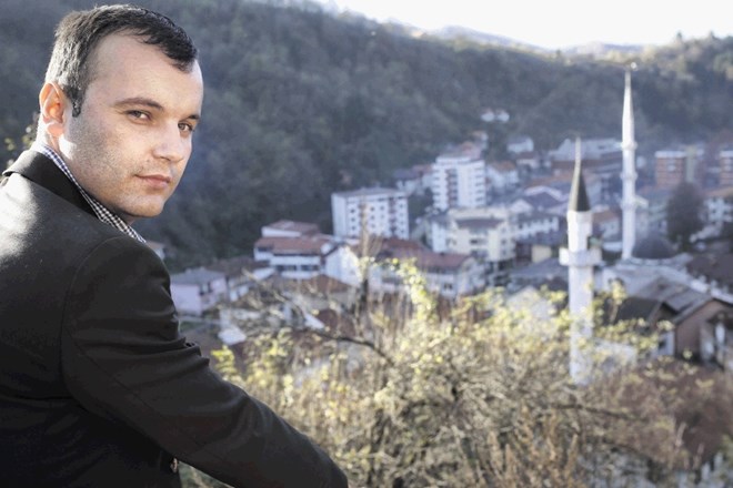 Srb Mladen Grujičić, ki  je leta 2016 postal župan Srebrenice, zanika, da bi se v mestu zgodil genocid. Zdaj se poteguje za...