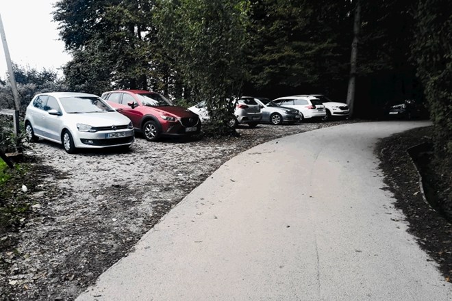 Obiskovalci Šmarne gore nelegalno parkiranje v Šturmovi ulici opravičujejo s pojasnilom, da je občinsko parkirišče v Tacnu...