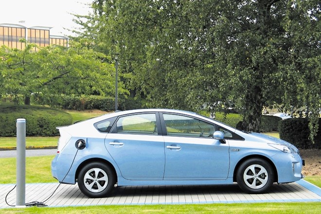 Toyota prius je bila leta 1997 začetnica hibridne revolucije, od leta 2012 pa je na voljo tudi v priključno-hibridni...