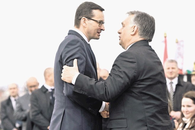 Poljski premier Morawiecki (levo) in madžarski premier Orban sta krenila po poti, ki od EU zahteva, da končno reši politično...