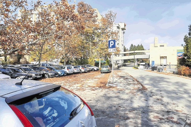 Ljubljanski mestni svet je potrdil predlog, da javno parkirišče v Komanovi ulici pri Bratovševi ploščadi postane plačljivo.