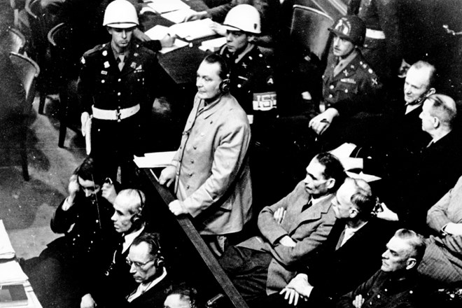 Hermann Göring, Hitlerjeva desna roka, med sojenjem v Nürnbergu. Bil je eden izmed enajstih obsojenih na smrt, a se je pred...