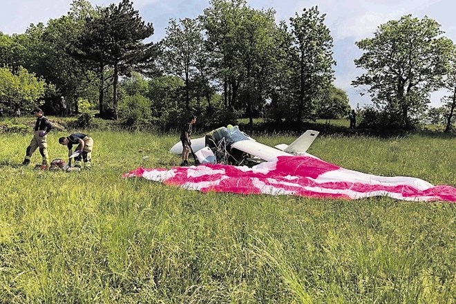 Dobrega pol leta po tragični letalski nesreči nad Dolgo Poljano, v kateri sta trčila ultralahko letalo in jadralni padalec,...