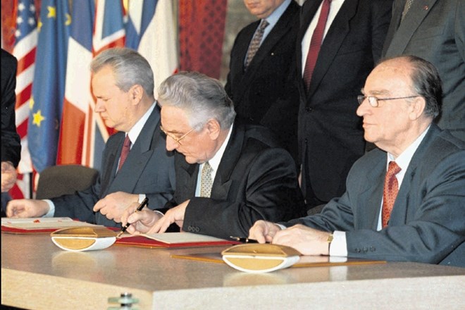 Milošević, Tuđman in  Izetbegović (z leve) v Parizu podpisujejo mirovni sporazum za  Bosno in Hercegovino, ki so ga...