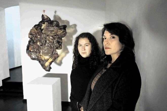 Sara Rman (levo) in Maruša Meglič ob delu, ki je med drugim nastalo z žganjem fotografskega filma.