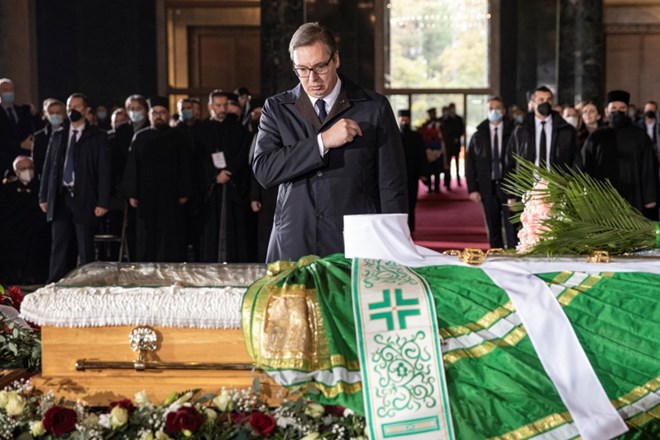 Srbski predsednik Vučić se med pogrebnimi slovesnostmi poklanja preminulemu Irineju, drugemu predstavniku srbske pravoslavne...