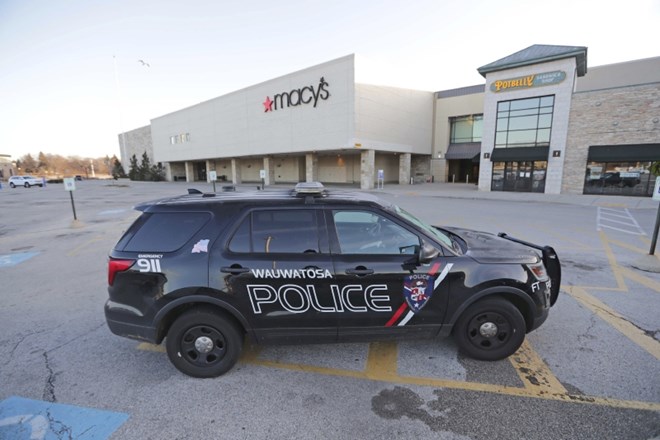Policija v Wisconsinu po strelskem napadu v trgovskem centru aretirala 15-letnika 