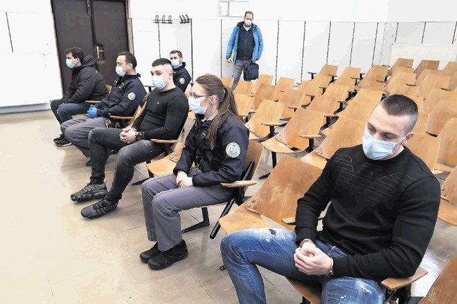 Na celjskem sodišču so bili (od desne proti levi) na zaporne kazni obsojeni vodja združbe Matic Šket, na sredini je njegov...
