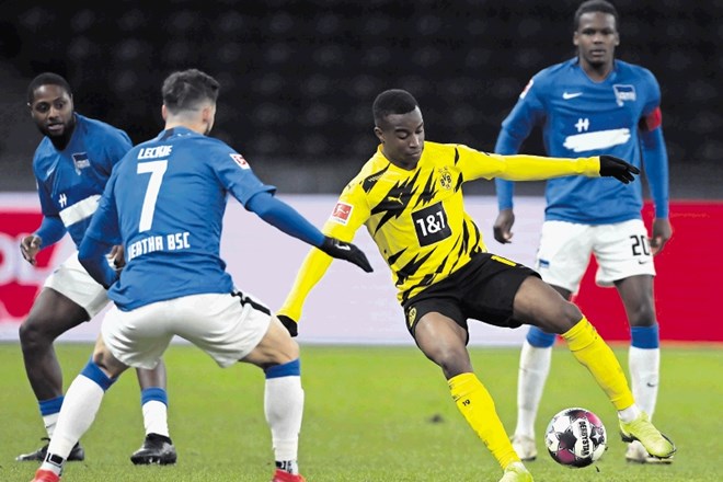 Youssoufa Moukoko (z žogo) je v soboto postal najmlajši igralec z nastopom na nemškem prvenstvu.