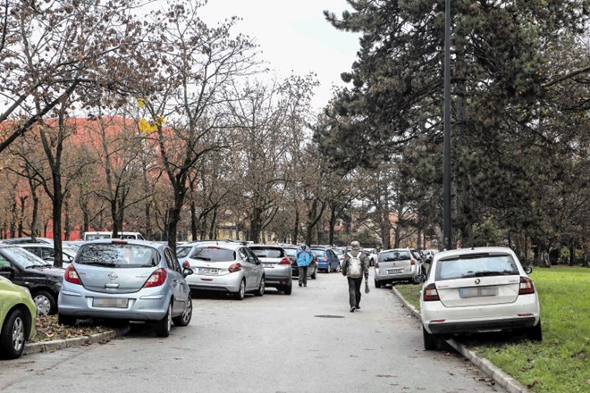 Odkar je zaustavljen javni promet, je v Ljubljani praktično nemogoče najti prazen parkirni prostor, zato mnogi vozniki...