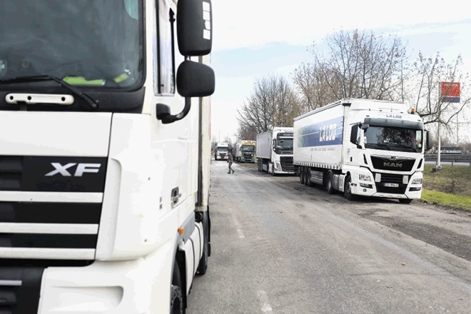 Mnogi vozniki tovornjakov, ki prihajajo iz Bosne in Hercegovine, Srbije in Makedonije,  ne morejo več obiskati domačih, če...
