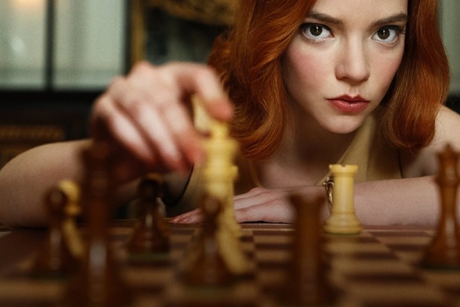 Šah je eksplodiral, šah je znova 'in'. Spletni priljubljenosti je botrovala epidemija, pa tudi serija Kraljičin gambit.