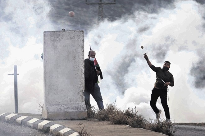 S kamni oboroženi Palestinci so v torek blizu Jeruzalema demonstrirali  proti izraelski zasedbi  Zahodnega  brega. Izraelski...