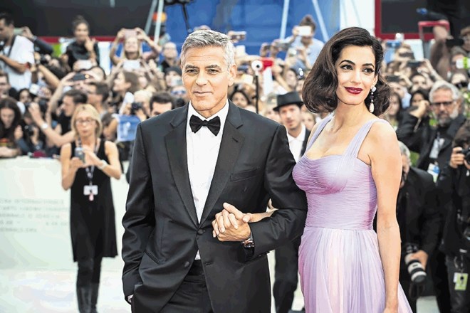 George Clooney (ob njem žena Amal) pravi, da Orbanov propagandni stroj laže.