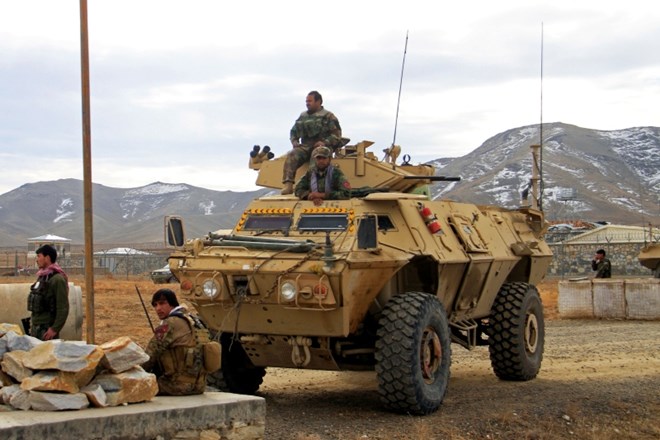 Afganistanska vojska nadzoruje območje kjer se je zgodil samomorilski napad.