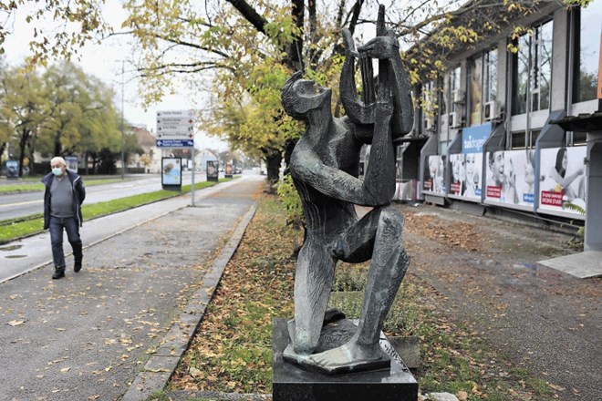 Občan je mestne oblasti pozval, naj kip Orfeja z današnje lokacije ob Celovški cesti premestijo na primernejšo lokacijo, kjer...