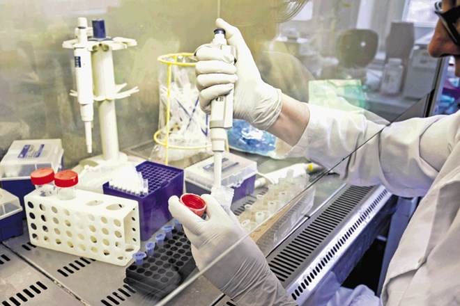 Hitri testi imajo vse pomembnejšo vlogo, a veljajo za manj zanesljive od metode PCR, ki zahteva analizo v laboratoriju.