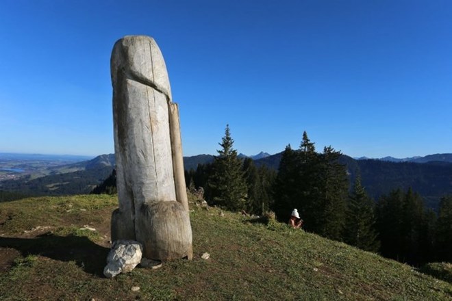 Iz bavarskih Alp izginil ogromen lesen kip penisa 