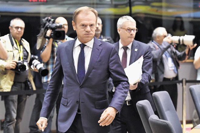 Predsednik EPP Donald Tusk je soočen z zahtevo za izključitev Fideszevega poslanca Tamasa Deutscha iz poslanske skupine...