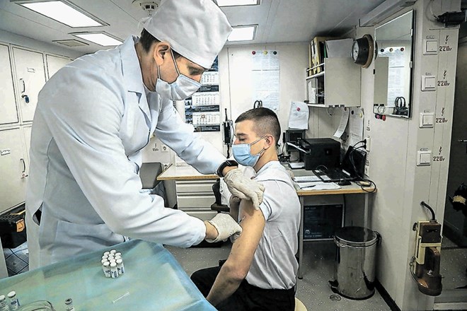 V Rusiji so v minulih mesecih že začeli cepiti zdravstveno osebje, odmerke cepiva sputnik pa so dobili tudi vojaki (na...