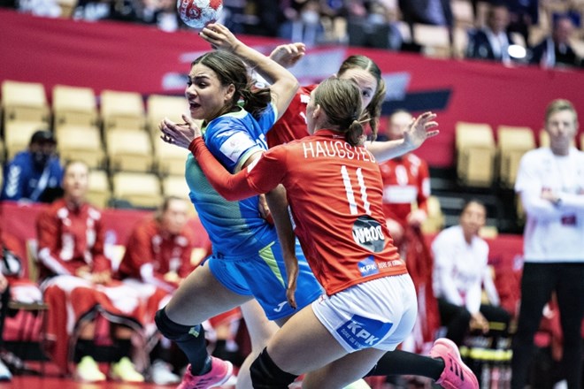 Elizabeth Omoregie (z žogo) je v reprezentanci debitirala s porazom proti Danski.