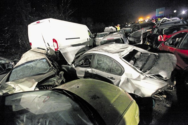 V naletu 38 vozil v megli so konec novembra 2010  na dolenjski avtocesti pri izvozu Grosuplje proti Ljubljani umrli trije...