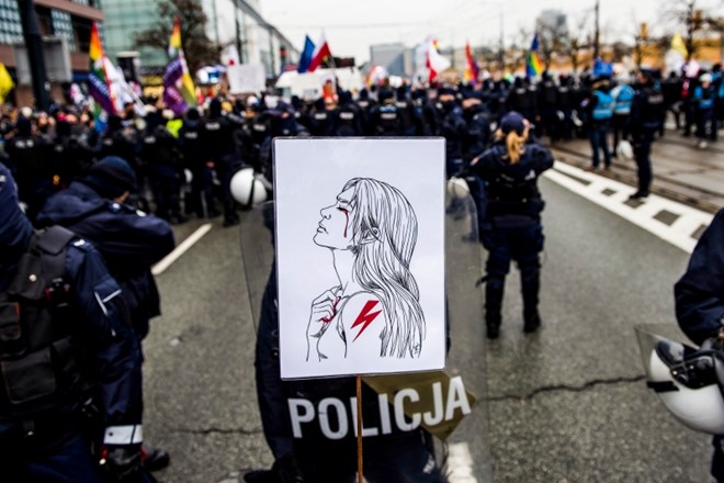 V Varšavi več tisoč protestnikov proti vladi zaradi pravice do splava 