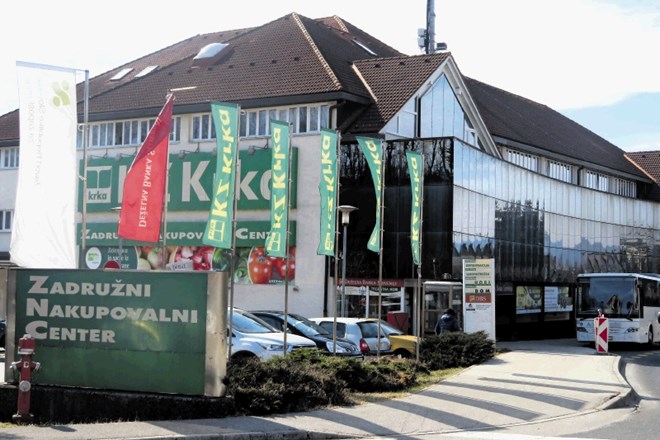 KZ Krka (na sliki upravna stavba in zadružni nakupovalni center) je s pripojitvijo k trebanjski prekinila dolgoletno slabo...