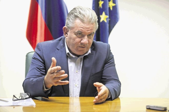 Minister Vizjak vztraja, da se ni okoristil z notranjimi informacijami.