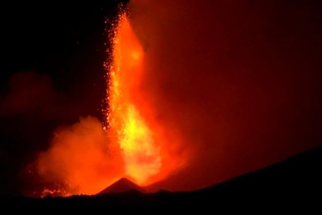 Vulkan Etna na italijanskem otoku Sicilija je ponoči bruhal lavo.
