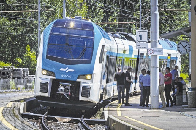 Do leta 2022 bo po slovenskih tirih zapeljalo  21 enonadstropnih in deset dvonadstropnih novih električnih vlakov ter 21...